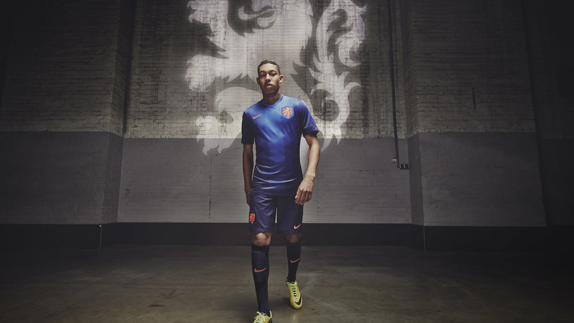 爱游戏下载-“马科斯·莫奇的精准防守与快速反击,成就美洲狮队的坚固防线”