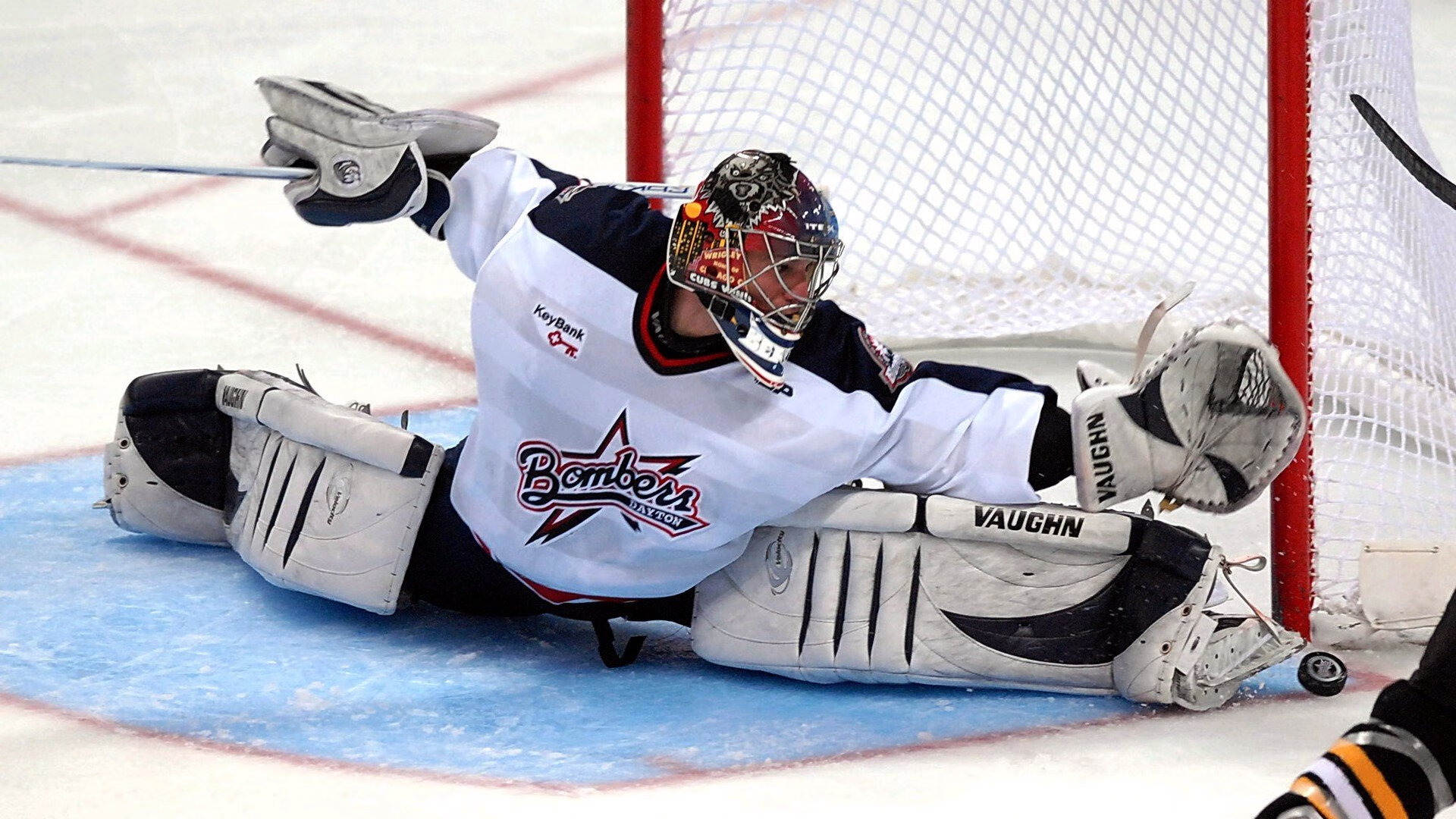 爱游戏登录入口-斯密斯:全黑队半场与后场进攻的心脏,推动攻势一步步实现,jr斯密